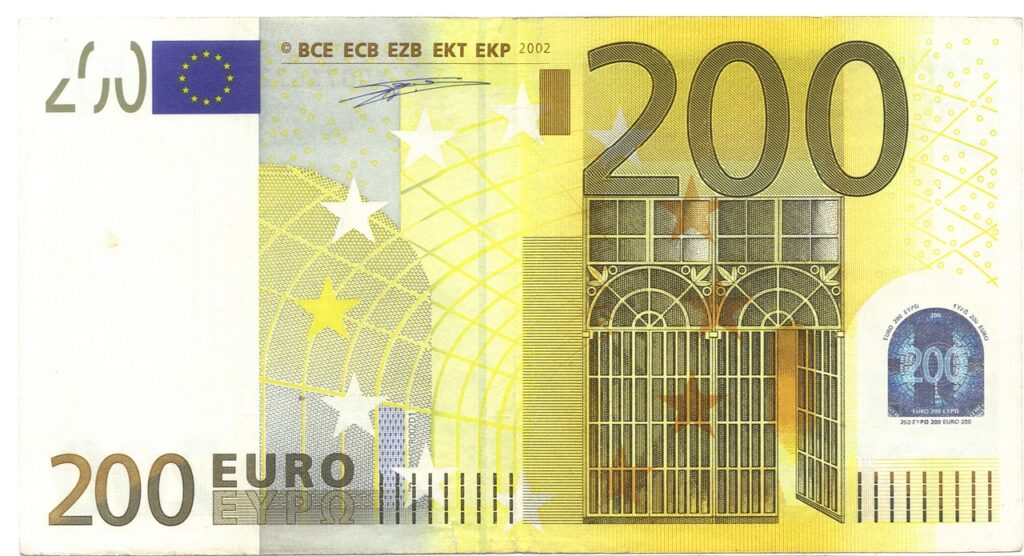 Billete de 200 euros extendido mostrando características de seguridad.