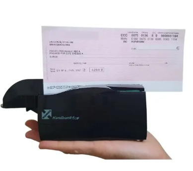 Un lector de cheques encima de una mano escaneando un cheque.